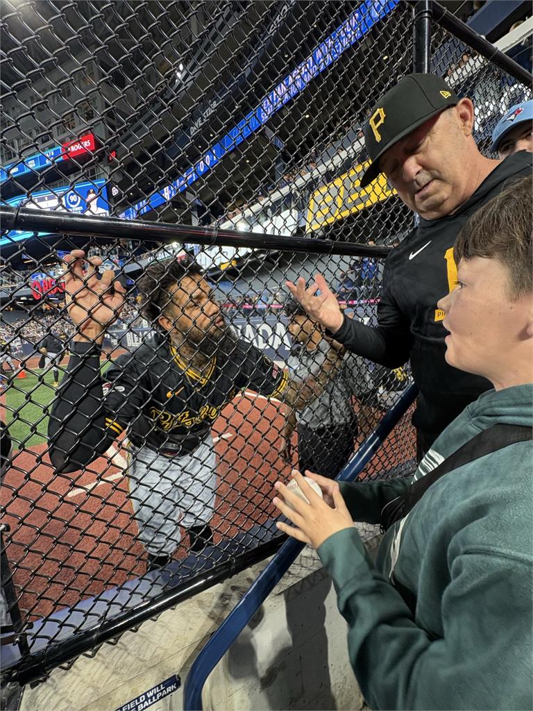 MLB(影)/拒絕交出首轟球!海盜緊急啟動「交易談判」與小球迷的大打心理戰