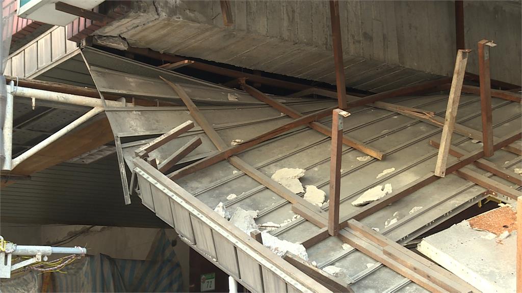 北市重慶北路騎樓天花板崩落　下方3機車慘遭砸壞幸無人傷