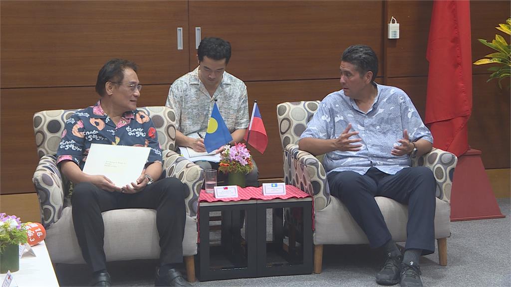 台帛友誼長存!總統惠恕仁返國 我特使贈排灣族「連杯共飲」