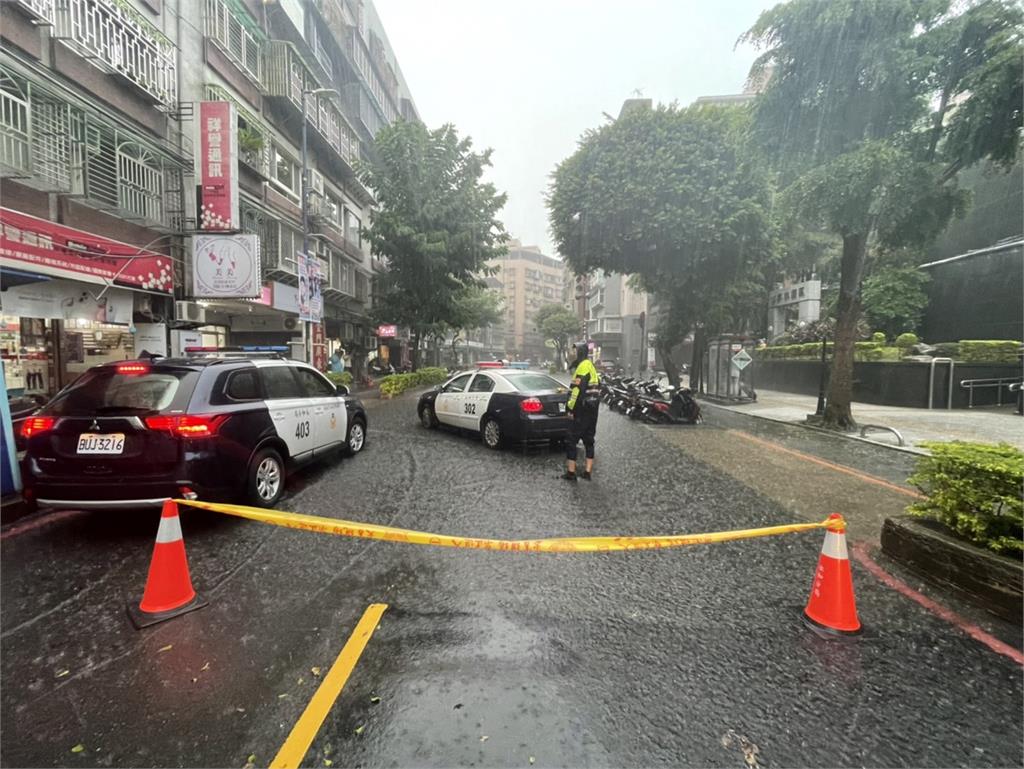 快新聞／狂風暴雨！新北土城、大安路樹傾倒　永和國光路淹水警方急封路