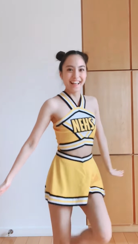 女神穿啦啦隊服大跳《愛你》　賣萌「辣秀長腿」網嗨翻：根本18歲！