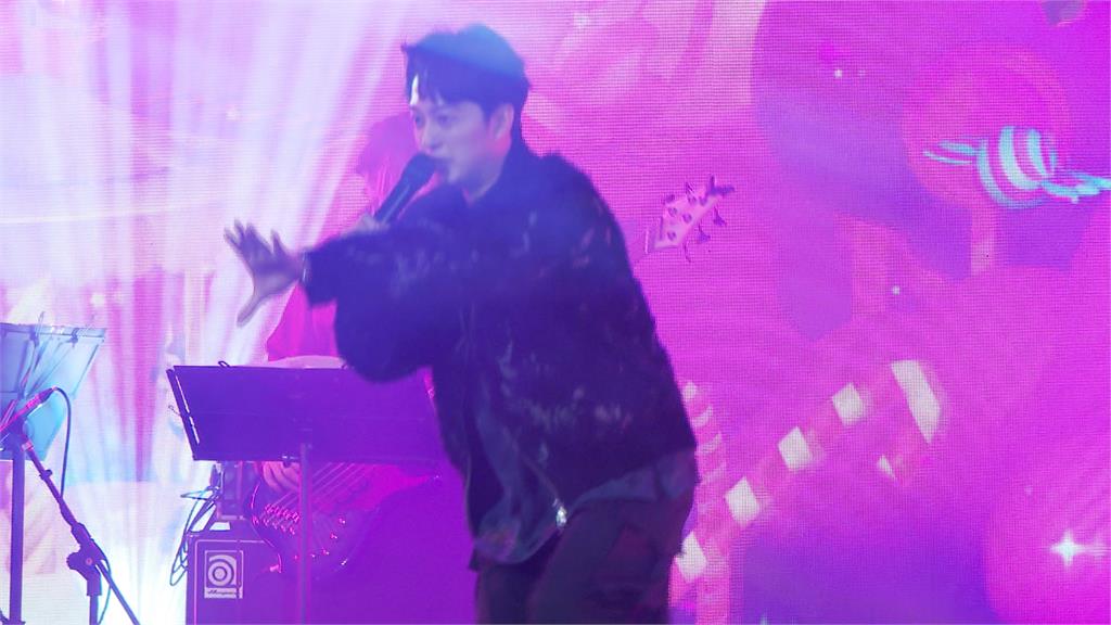 板橋過年最熱鬧！　慈惠宮邀藝人開唱　現場抽獎人潮爆棚