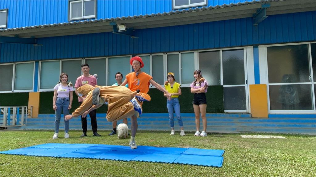 浩子首度公開愛犬「Jason」任何姿勢都難不倒他！「Jason」原來是阿翔扮演還咬陳大天的腿