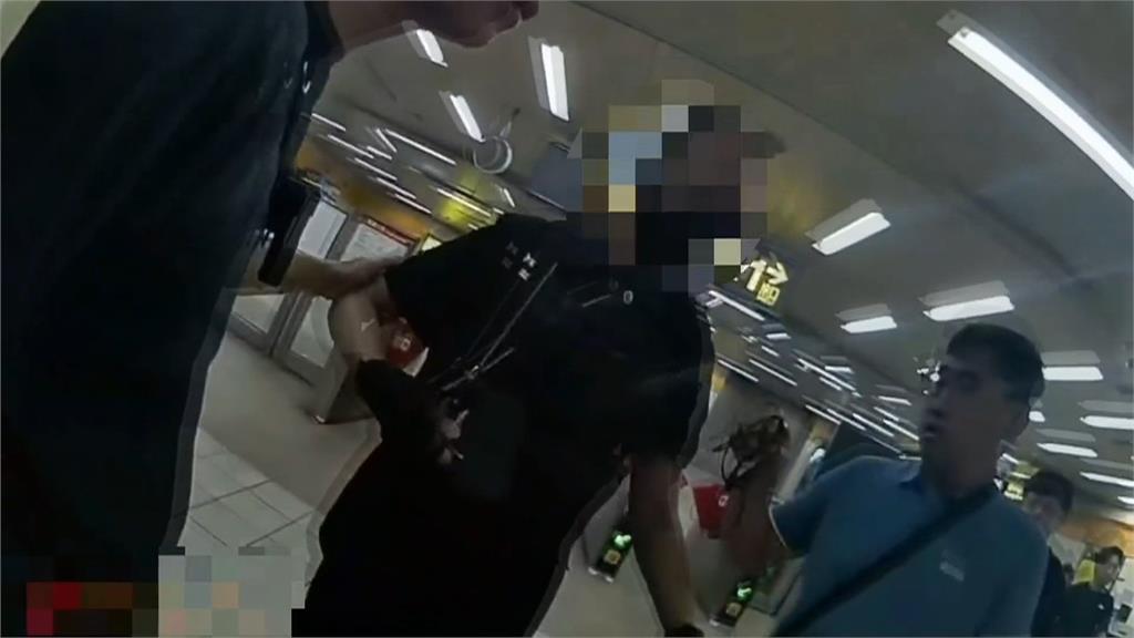 嚇人！男「腰掛雙刀」出沒北捷　警方埋伏逮人、扣刀械