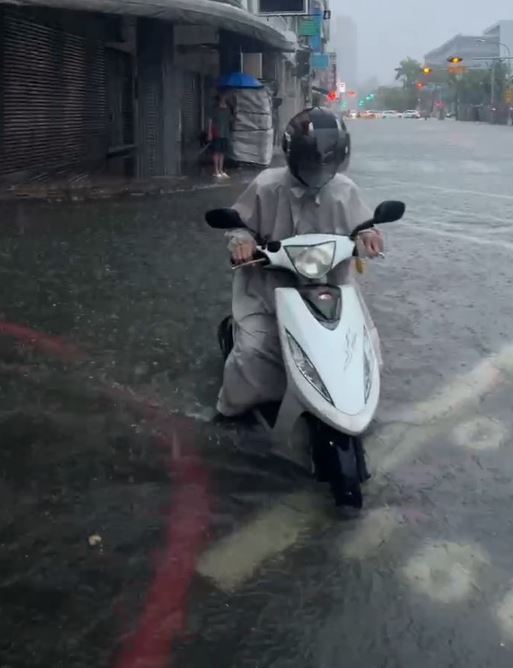 快新聞／高雄暴雨成災！道路淹成河　機車騎士水中「集體推車」