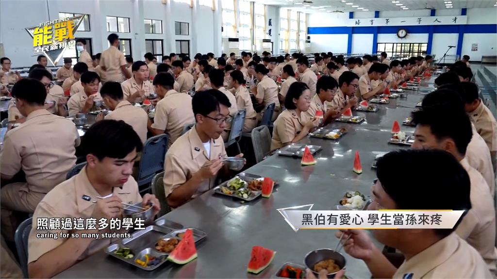 海軍官校畢業生校園巡禮! 年級前3名掌舵帶領隊伍