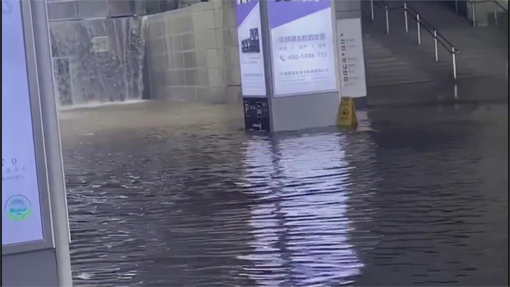 中國南方暴雨 杭州、重慶、無錫等大城水淹成災 衝浪上班、游泳送餐