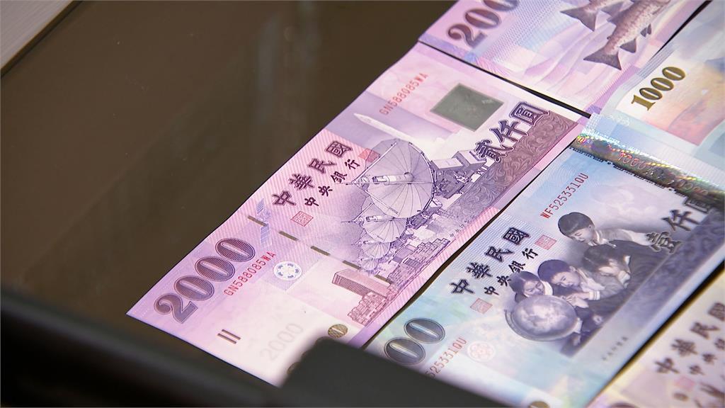 收新鈔「直接揉爛」變店員SOP?理由讓萬人傻眼「同行認了」:超級困擾