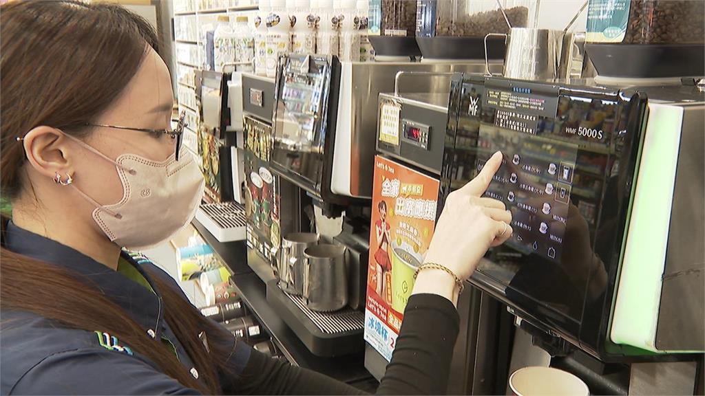 老爺爺到超商買咖啡遭店員拒絕！1句「賣完了」背後藏滿善意…真相暖哭全網