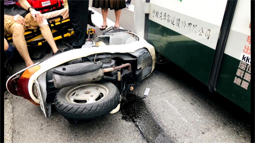 連環撞!擦撞轎車再撞公車 8旬騎士險淪夾心