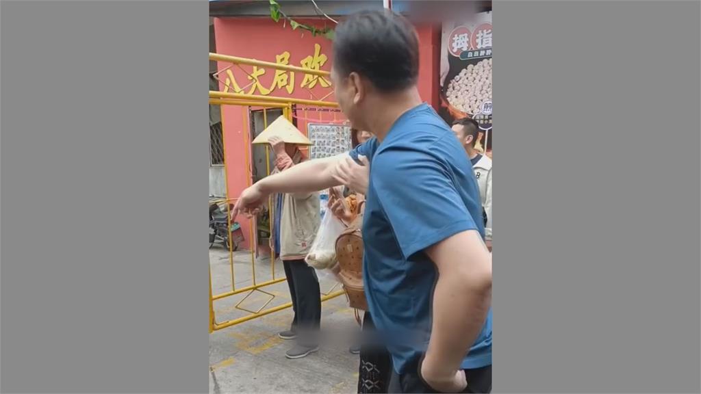 中國遊客擋小區出入口與門警起爭執　囂張喊：老子有錢想來就來