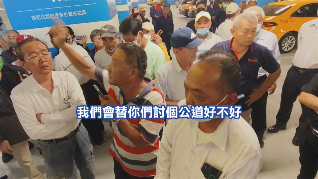 高雄火車站集結近百位司機 控訴台鐵影響排班車權益