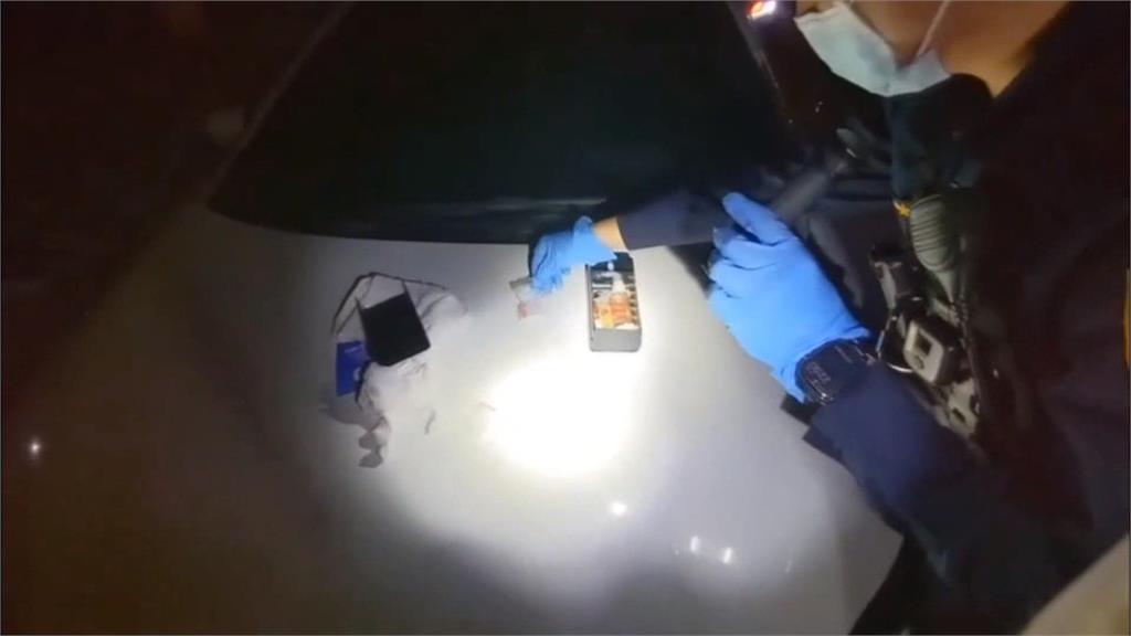 車牌被註銷上路遭盤查 女喊「很久沒吸毒」!下秒搜出毒品、左輪手槍