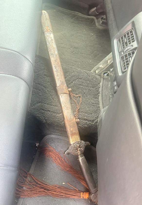 籃球場驚魂!高雄男揮「寶劍」狂追運動女 警火速奪劍