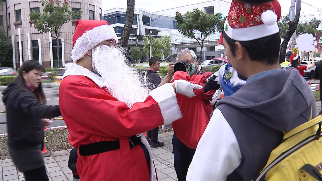 新北耶誕城「魔幻變裝童樂會」 大遊行吸引逾百人同樂