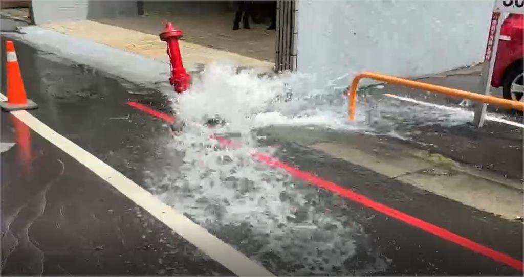 竹北貨車轉彎不慎撞毀消防栓 地面瞬間淹水如「街頭噴水池」