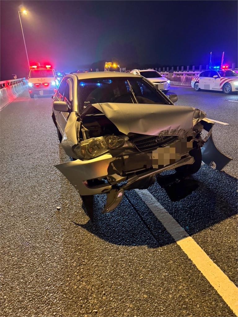 嚇死人!轎車疑變換車道不當 國道嚴重碰撞失控打轉撞護欄