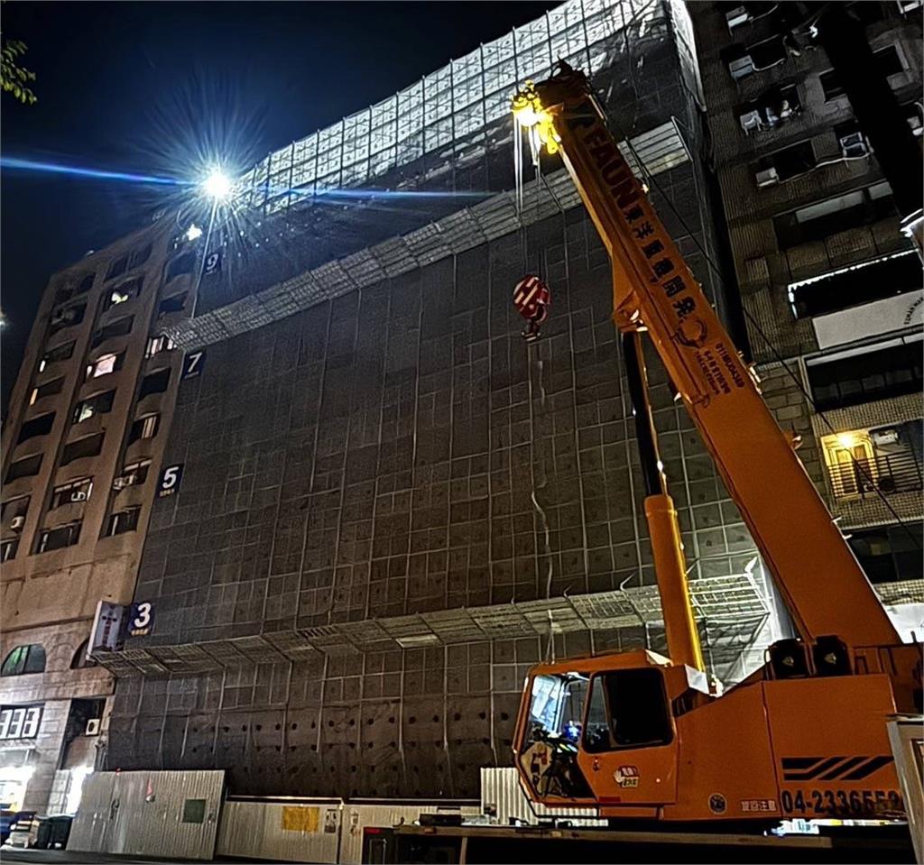 台中公園路建案鷹架傾斜 連夜搶修已復位