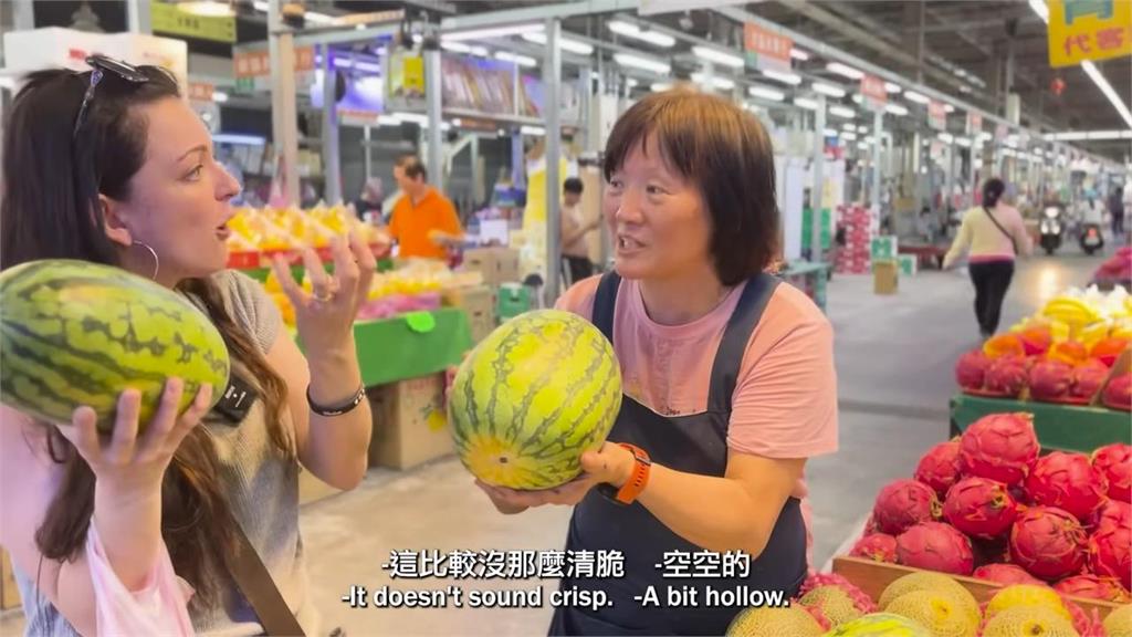 台灣人挑水果有撇步!英國妻親赴果菜市場學習 西瓜挑選法讓她大開眼界
