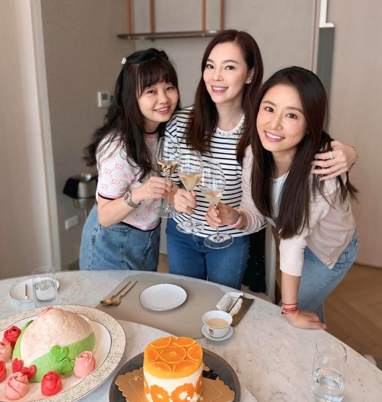 超凍齡!曾馨瑩提前過50歲生日《華燈》女星現身高檔餐廳同桌慶生