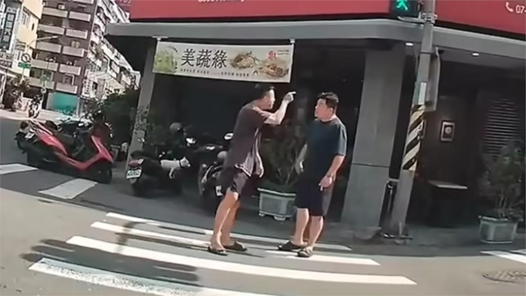 撞飛機車還囂張嗆聲！高雄BMW男「反遭路人爆打在地」荒謬畫面紅到日本：今年最好看