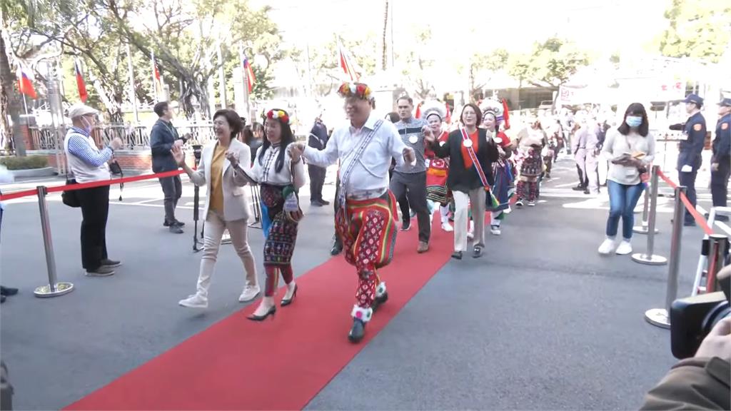 立委陳瑩邀走紅毯 王義川跳傳統舞蹈同手同腳