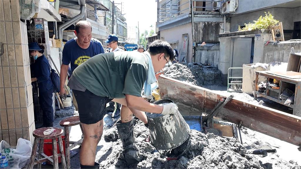 大批「鏟子超人」挺進災區！　賣力清掃當地人爆哭感謝