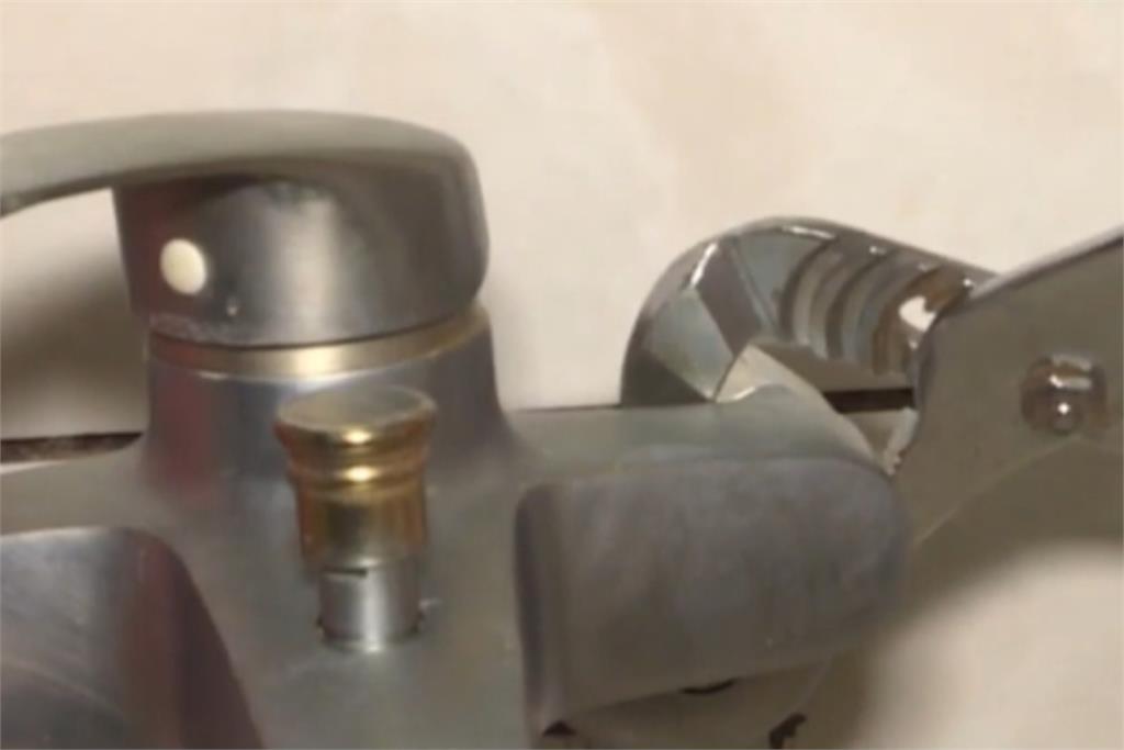 馬桶又塞住不通?水電工人曝絕不在自家廁所做的6件事