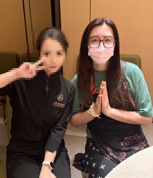 中秋節「氣質眼鏡妹」爽嗑海底撈!竟是58歲王祖賢「驚人近況」曝光