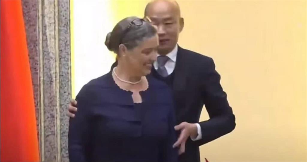 快新聞/韓國瑜搭肩孫曉雅挨批 黃捷:無心之過、希望有國會龍頭的樣子