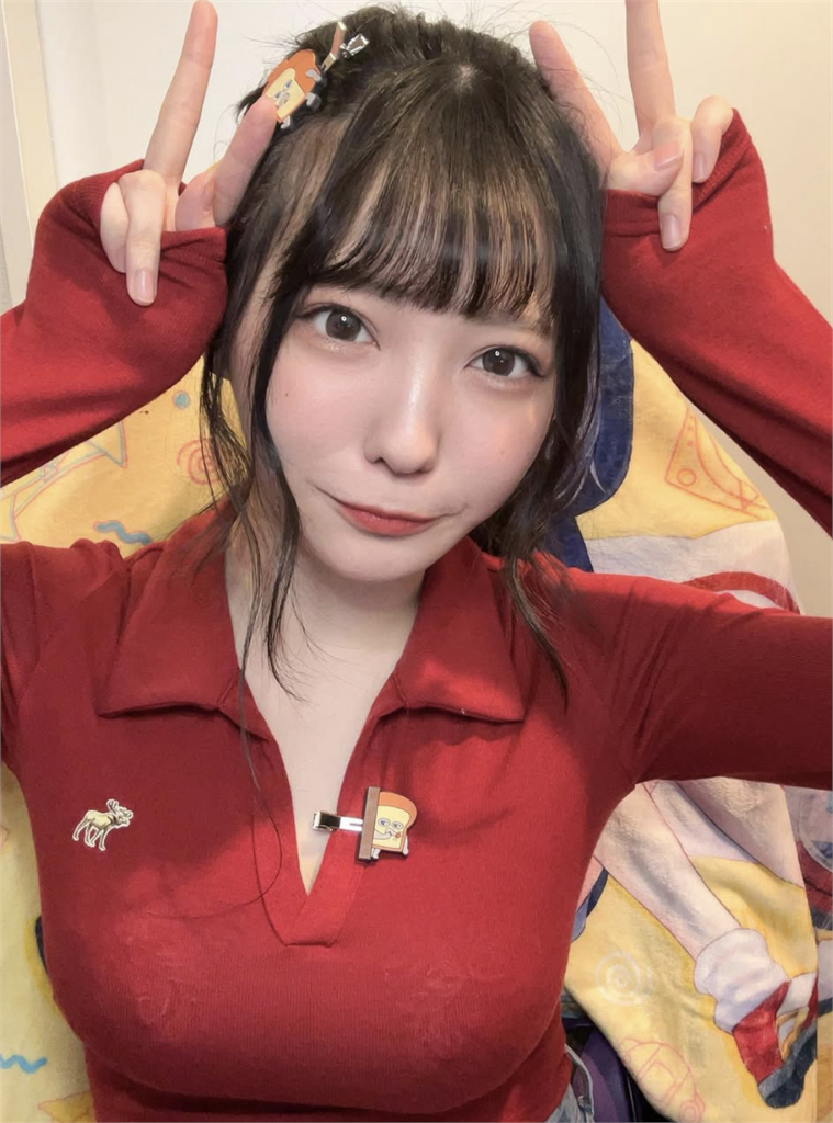 套裝包不住名品身材！男學生狂盯凍未條　清純女師轉戰暗黑界爆紅