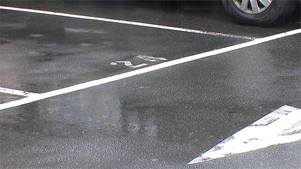 詭異女子大把鈔票塞「陌生人輪胎下」 網友驚呼:詐騙集團收水手?