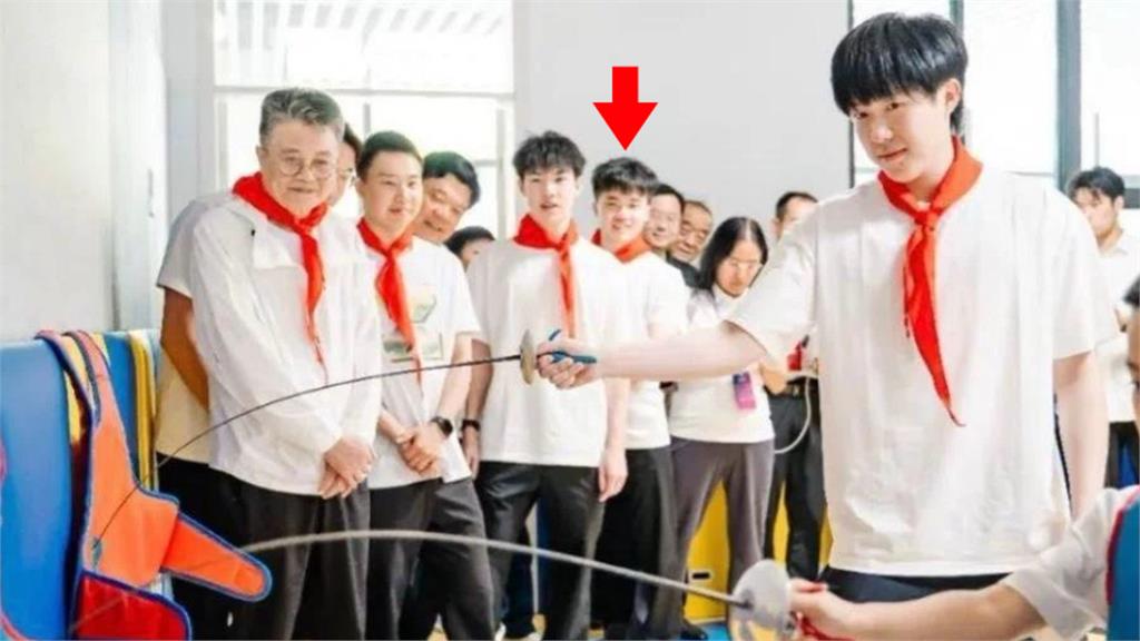 林昀儒戴紅領巾衝熱搜!體壇人士批「中國打不贏吃豆腐」經紀人回應了