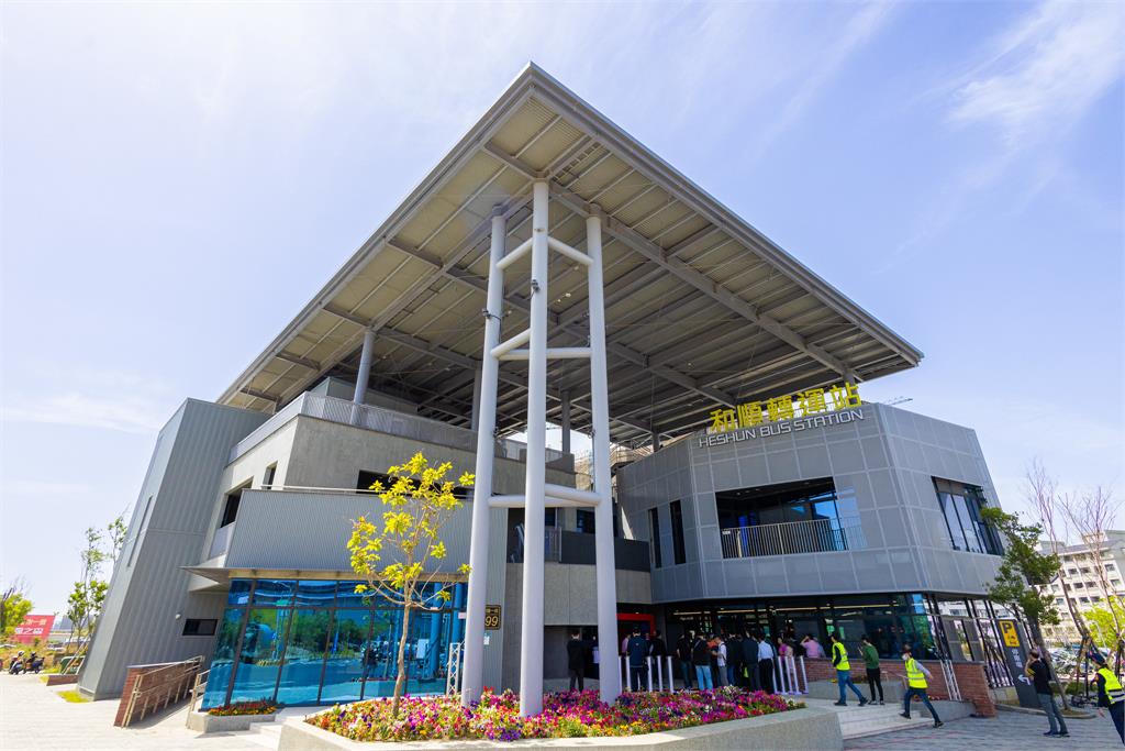 球場旁啟用轉運站,黃偉哲:公共運輸帶動台南發展
