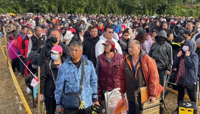 南投紫南宮提前一天開放排隊! 千人不畏冷過夜排隊領錢母