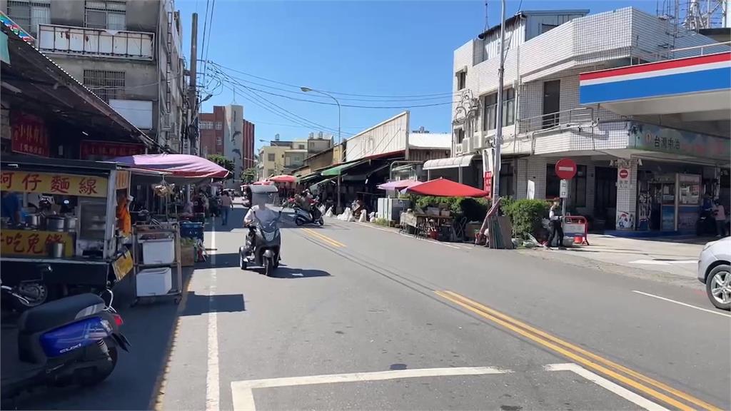 怪風襲來！冰店攤車被吹跑　大街亂衝撞上違停車