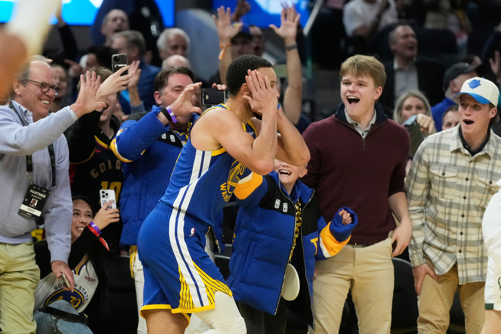 NBA(影)/勇士主場球迷爆衝突!一位穿30號柯瑞球衣球迷被請出場