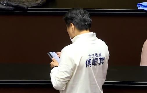 快新聞/傅崐萁稱「秉持良心」推動修法 網轟:開微信和中國報告完成任務?