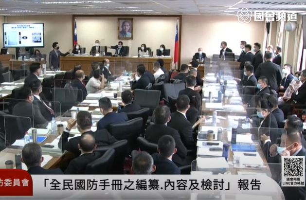 快新聞/火爆!何志偉批軍方丟包確診教召員 邱國正拍桌互嗆「你拍我也拍」