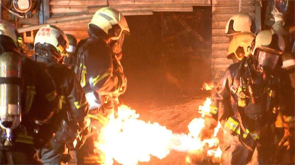 北市滷味店凌晨大火　消防人員驚險搬冒火瓦斯桶