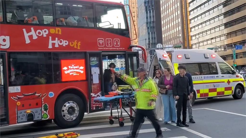 北市雙層觀光巴士車禍壓人腿　22歲女左腿粉碎性骨折