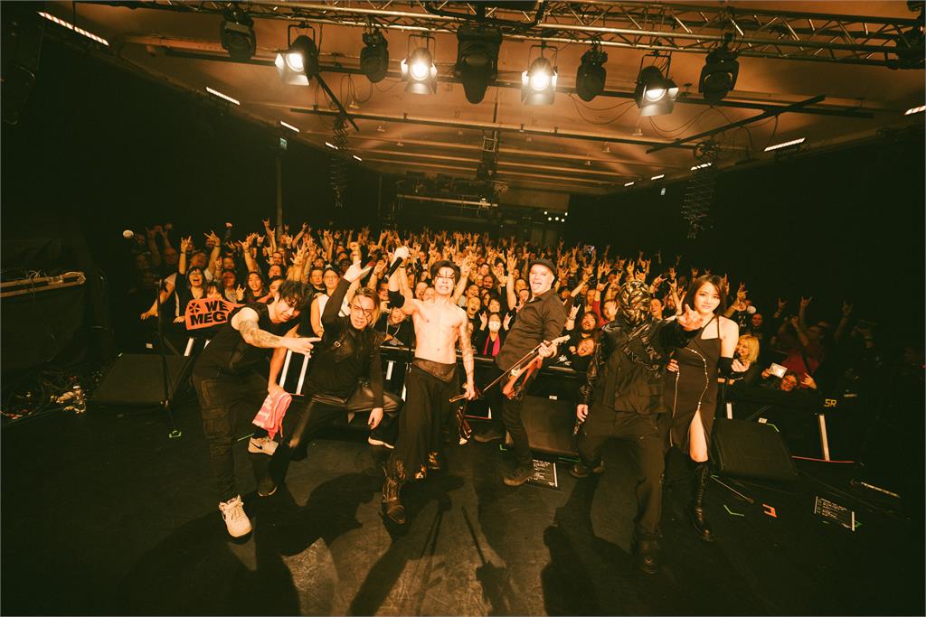 搖滾樂團「猛男裸身開唱」竟是林昶佐！脫掉西裝「巨肌猛獸出柙」炸裂芬蘭