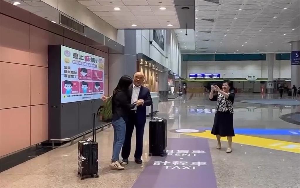 機場接機阿北「竟是蘇貞昌」退休近況流出!小女兒意外曝光網驚:居然有3個女兒