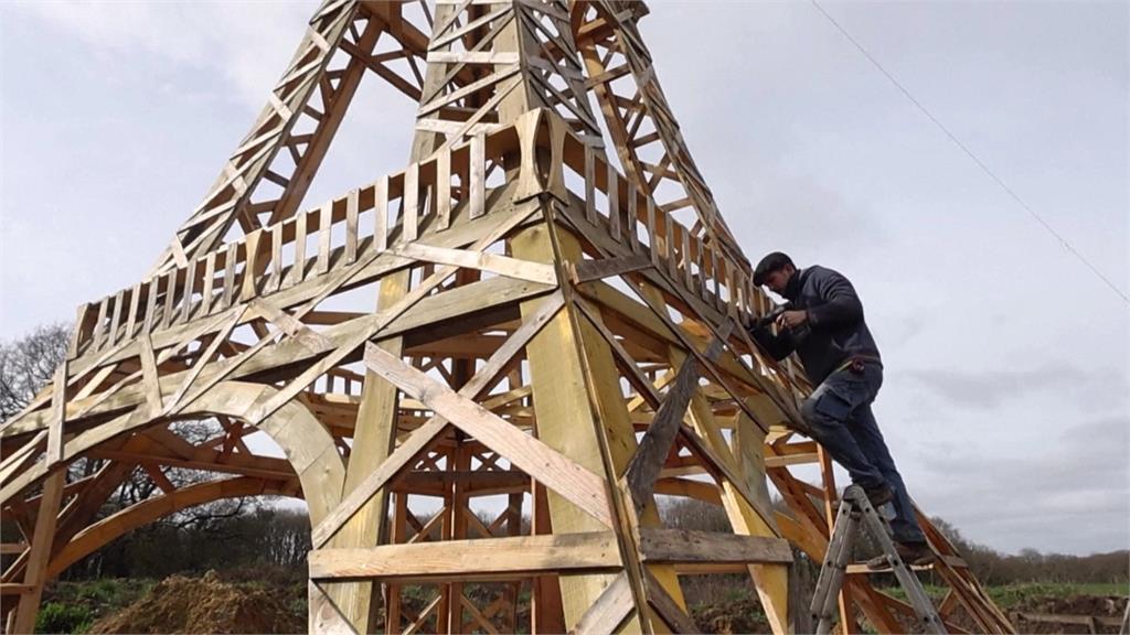 回收木材大變身　木造「艾菲爾鐵塔」高達16公尺