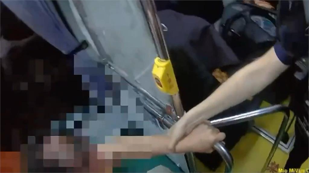 公車先下後上!醉翁插隊嗆「不一定要遵守」鬧事 動手推司機
