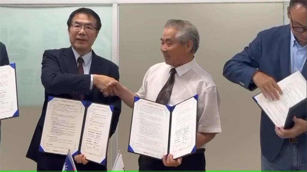 南韓「巧遇黃偉哲」野生狀態被出賣！他收小禮物「秒掏1物回贈」網嗨：超扯
