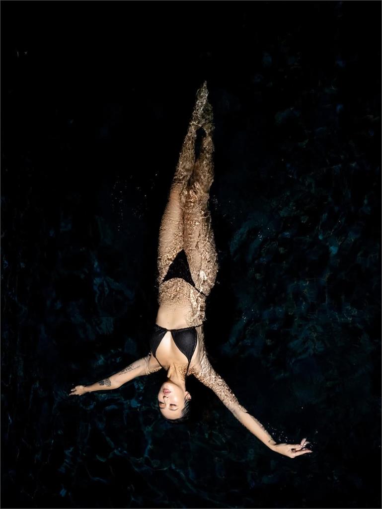 薔薔曬比基尼辣照「化身深夜水怪」！轉身剩1黑線死撐網看驚：完美