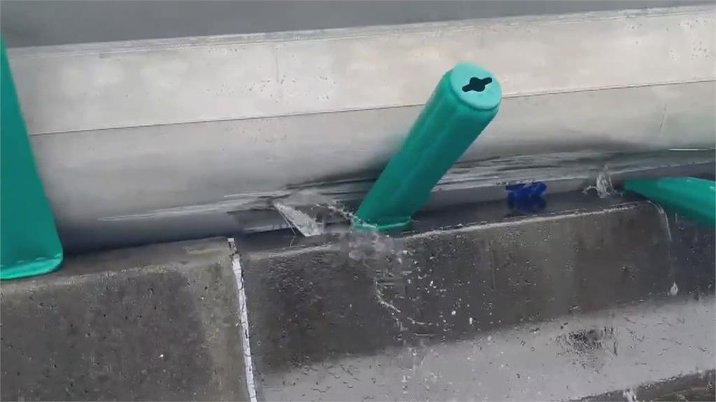 台61線布袋化槽車側翻 化學液體外漏封閉南下路段