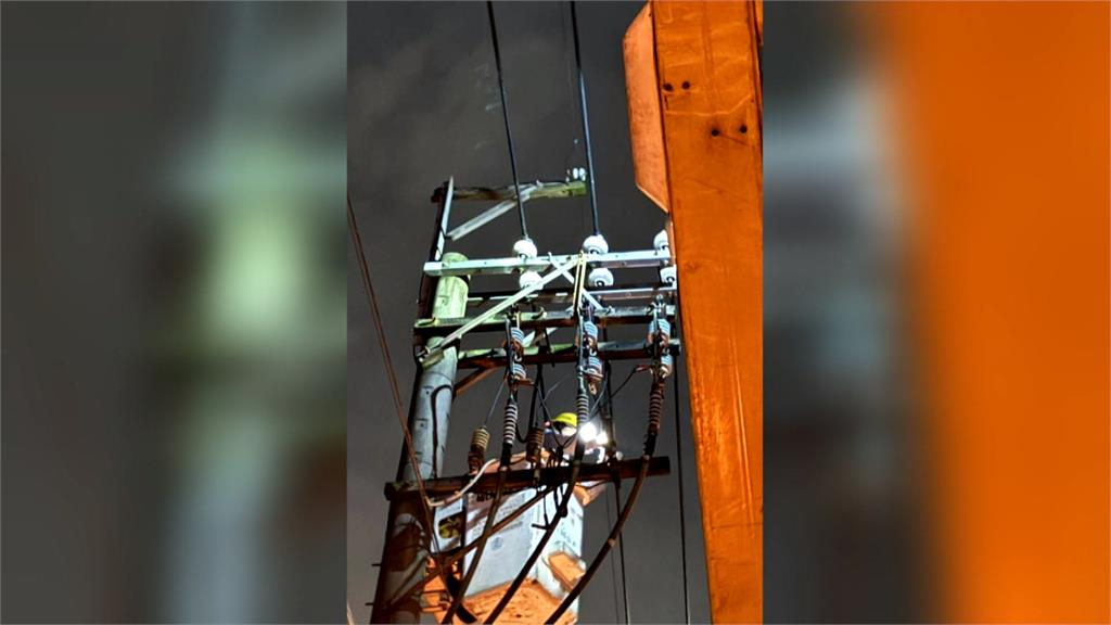 桃園電桿突爆炸　藍白火光狂噴、巨響嚇壞民眾