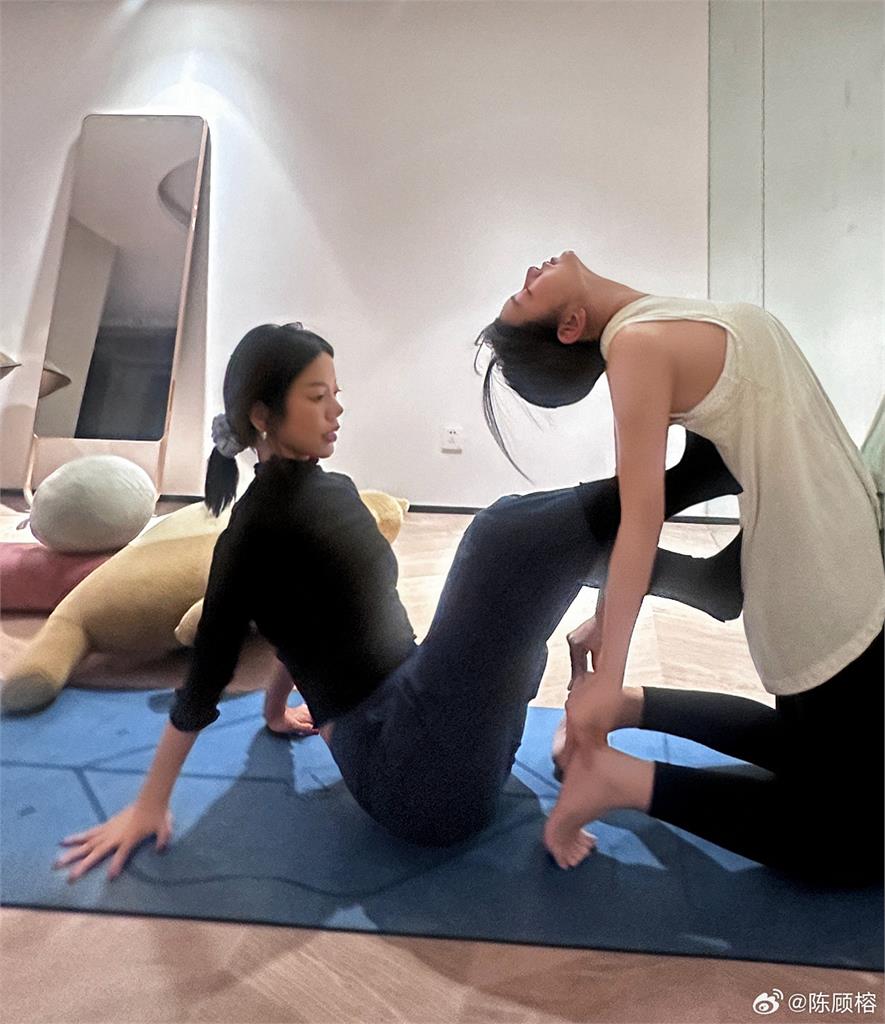 41歲陳妍希「濾鏡太強」臉蛋大失真!勤練瑜珈「真實狀態」全被出賣